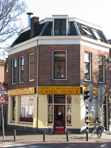 820861 Gezicht op de voorgevel van Cafetaria en Chinees Afhaalcentrum Wing Fung (Adelaarstraat 25) te Utrecht; rechts ...